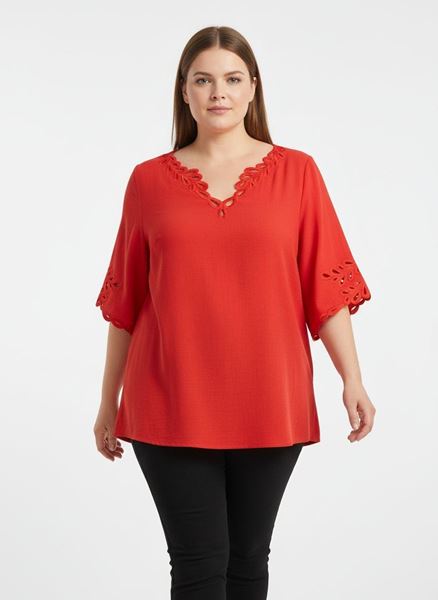 Immagine di CURVY GIRL WITH CUT OUT LACE